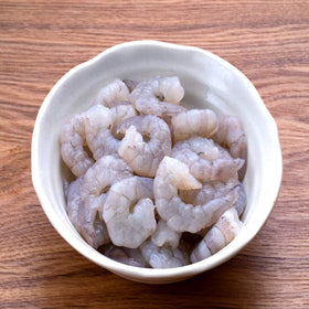 Uncooked raw shrimp in bowl of ice